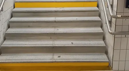 Escalier principal granit - Gare de Caen