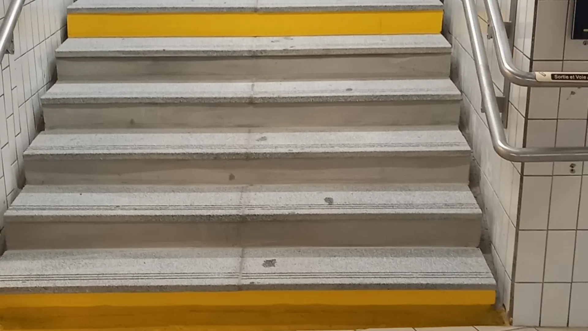 Escalier principal granit - Gare de Caen